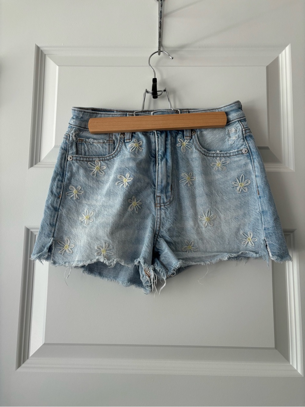 American Eagle Light Wash Daisy Embroidered Distressed Denim Shorts Size 00 - Picture 2 of 8